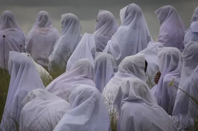 ገለ ካብቶም ኣብ ዓመታዊ ንግደት ቤተክርስትያን ሸምቤ ደቡብ ኣፍሪቃ ዝሳተፉ 20 ሽሕ ሰባት፡ ብቅዳም ናብቲ ኣብ ከባቢ ደርባን ዝርከብ ቅዱስ እምባ ንላንጋካዚ ብእግሮም ክድይቡ ይረኣዩ...