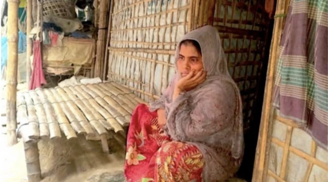 Sharifa Khatun ngồi ở trại tị nạn
