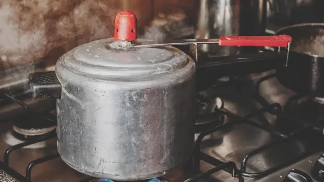 Panela7games aplicativos esportivospressão7games aplicativos esportivosalumínio, no fogão, com fogo ligado e soltando vapor