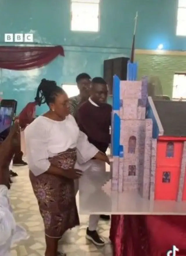 Boluwatife Adewuyi duro ti akara oyinbo to fi mọ sọọsi katidira