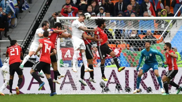 Jose Gimenez marquant le but de la victoire pour l'Uruguay face à l'Egypte.