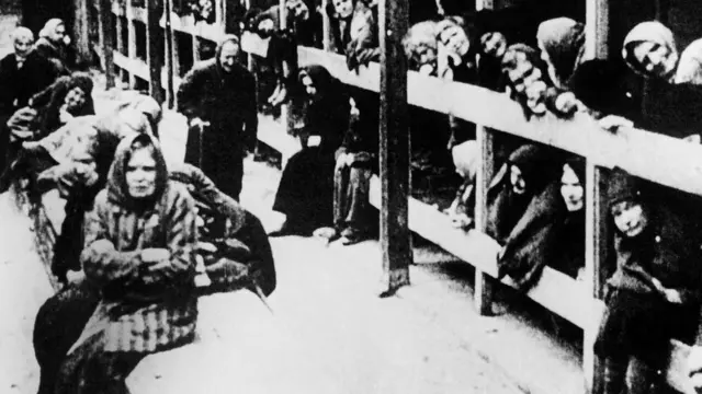 Жінки у казармах Аушвіцу після звільнення табору в 1945 році