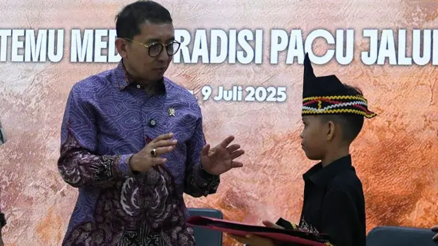 Menteri Kebudaya Fadli Zon (kiri) berbincang dengan Penari Pacu Jalur Rayyan Arkan Dikha saat acara temu media Kementerian Kebudayaan tentang tradisi Pacu Jalur di Kemenbud, Jakarta, Rabu (9/7/2025).