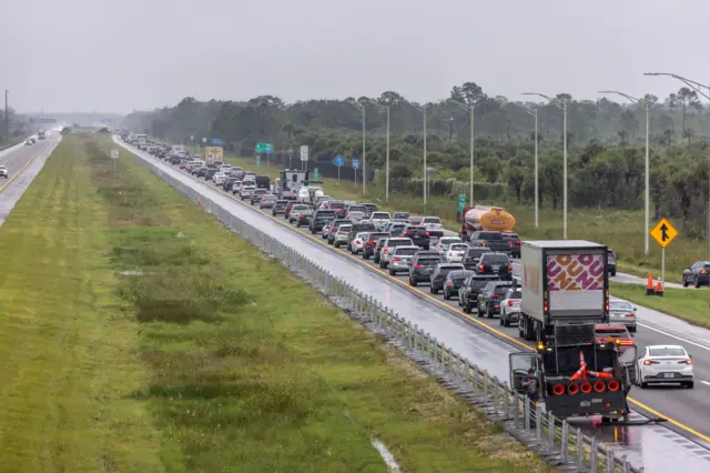 Antes da chegada esperada do furacão Milton, um fluxo intenso de veículos se move lentamente por rodovias para o sul da Flórida