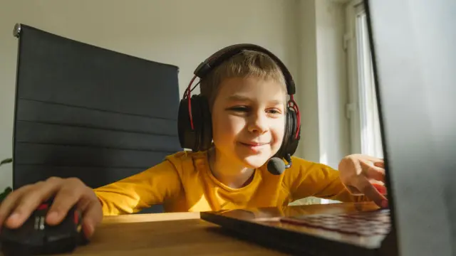 Niños con cascos.