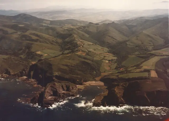 Vista panorámica de la cala de Basordas antes de la construcción de la central nuclear de Lemóniz. 