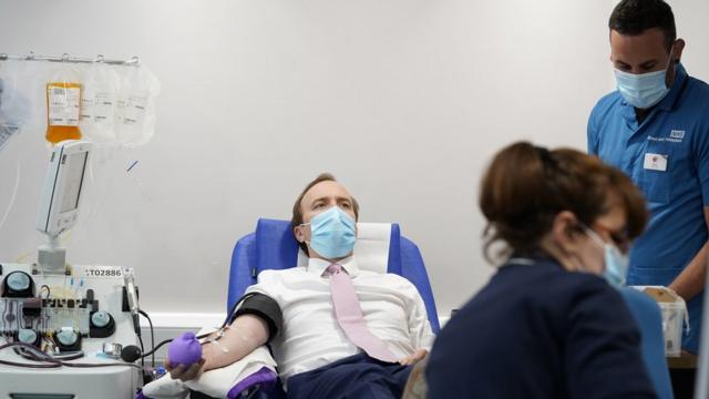 Министр здравоохранения Великобритании Мэтт Хэнкок сдает антитела 5 июня 2020 года