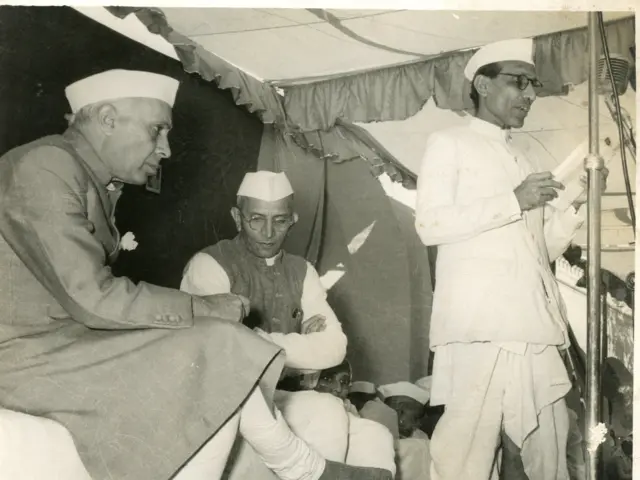 मोरारजी देसाई आणि पंडित जवाहरलाल नेहरू