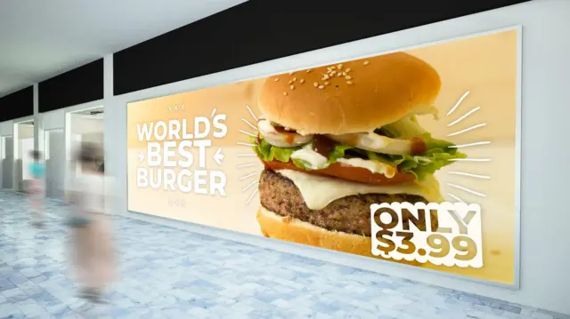 Cartaz anunciando hambúrguer em local público