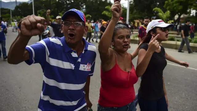 Muhalefet ise Maduro karşıtı gösterilerine ülkenin üçüncü büyük kenti Valencia'da devam etti.