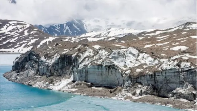 बर्फ वितळल्यामुळे हिमालय पर्वतरांगांमधील तलावांमध्ये विलिन होणाऱ्या हिमनद्या