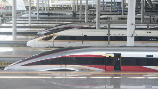 从高处拍摄浙江杭州东站月台上停靠的各式复兴号与和谐号高铁动车组（23/2/2026）