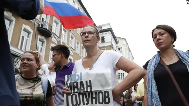 Митингующие в защиту Голунова на несогласованной акции 12 июня