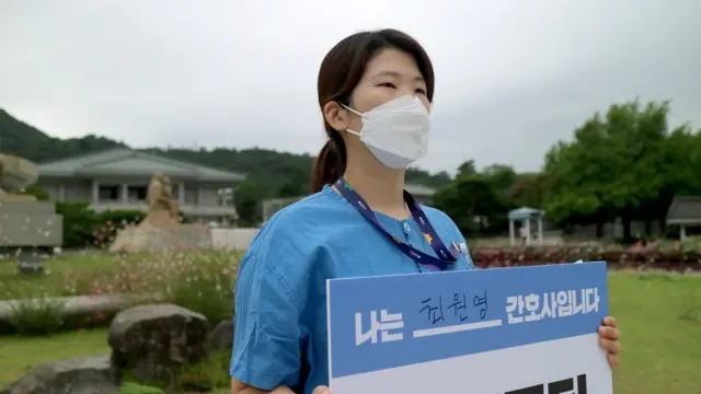 서울대병원 10년 차 간호사 최원영 씨는 열악한 근로 조건때문에 '유휴간호사', 즉 일하지 않는 간호사가 OECD 평균보다 훨씬 많다고 지적했다