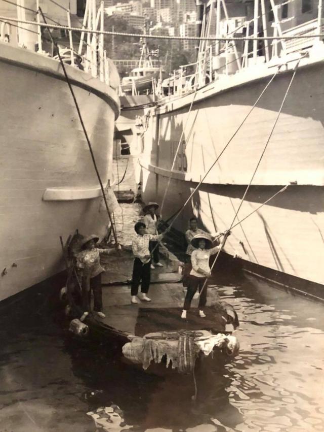 蘇絲女工班成員給停靠香港的兩艘軍艦上油漆（李敏婷提供照片）