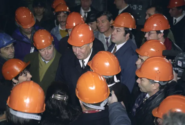 Борис Ельцин в предвыборной поездке на Оскольский электрометаллургический комбинат 5 апреля 1996 г.