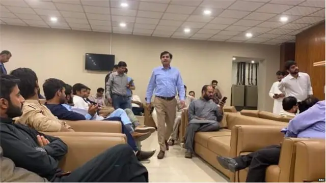 संसदेतील पत्रकारांसाठीच्या सभागृहात मोठ्या संख्येनं पत्रकार जमले आहेत.