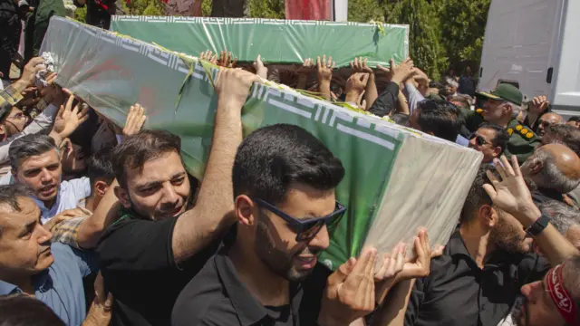 Iranianos lamentam durante cerimônia fúnebre alguns militares mortos no ataque israelense em Khoramabaad, em Teerã, Irã, em 16 de junho de 2025. 