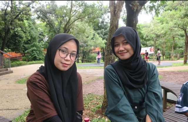 Nina dan Mawar datang bersama anak-anak mereka dari Manggarai, sekitar lima kilometer dari Tebet Eco-Park.