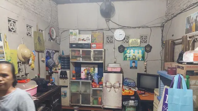 Kipas angin milik Titin Rustinah, 56 tahun, warga Jembatan Besi di Tambora, Jakarta Barat