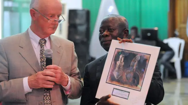 Adams Oshiomhole na foto nka di n'aka ndị ọcha