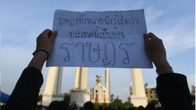 ป้ายประท้วงหน้าอนุสาวรีย์ประชาธิปไตย
