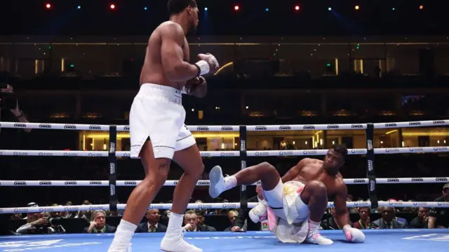 Aworan Anthony Joshua nibi to ti fẹyin Francis Ngannou janlẹ