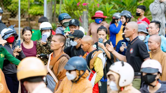 උන්වහන්සේ කළ සංචාර වියට්නාමයේ ප්‍රමුඛ ආගමවන බුදු දහමේ ආගමික පිළිවෙත්වල මූලික අංගයන් පිළිබඳ මහජන විවාදයන් ඇති කරවීය.