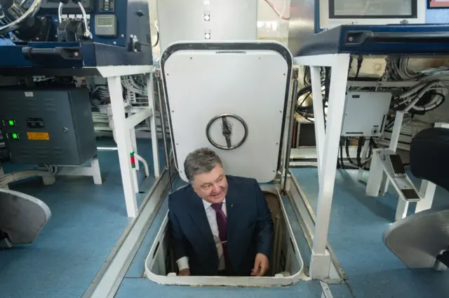 Порошенко оглядає новозбудовані катери "Бердянськ" та "Аккерман", що увійшли до складу ВМС ЗСУ, Одеса 3 липня 2016 року