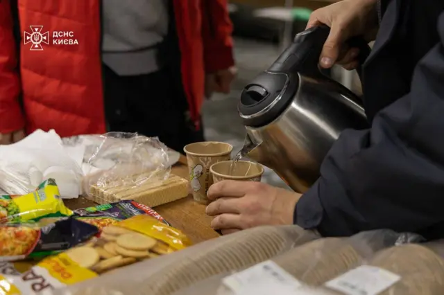 Людина наливає чай 