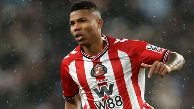 Reinildo waxa uu noqday ciyaartoygii ugu horeeyay dalkiisa ee ka dheela horyaalka Ingiriiska kaddib markii uu ku biiray naadiga Sunderland.