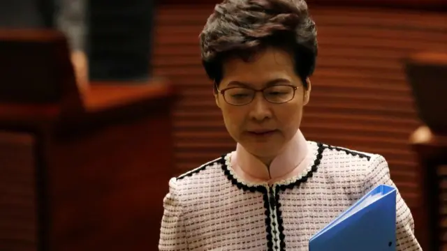 林鄭月娥在民主派議員抗議聲中步出香港立法會會議廳(16/10/2019)