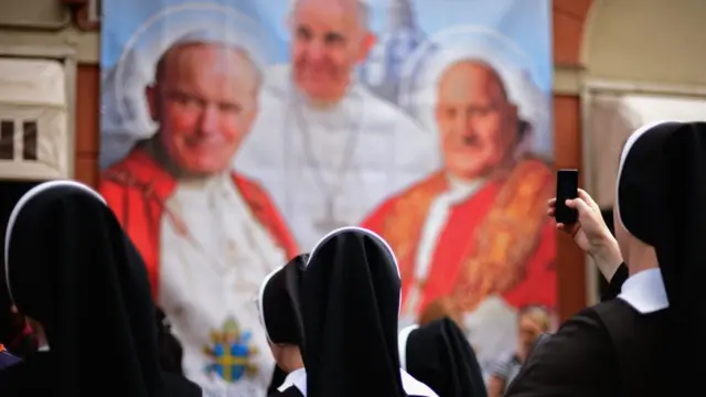 monjas usando celular