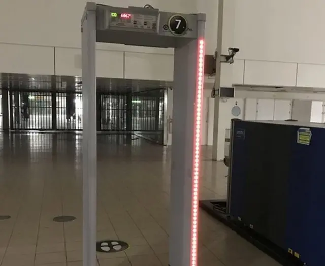 경매업체는 몇몇 물품들이 술집이나 나이트클럽에 팔릴 것으로 기대한다