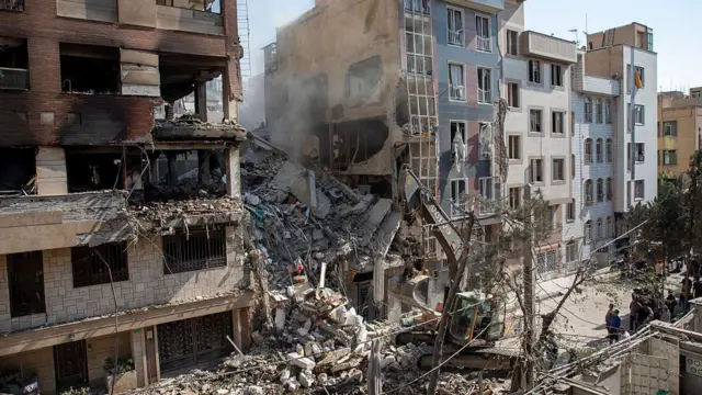 İran. İsrailin hücumları nəticəsində dağılmış binanın dağıntıları aradan qaldırılır