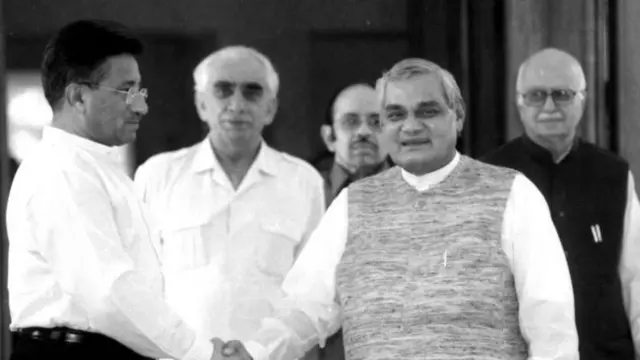 भारत के प्रधानमंत्री अटल बिहारी वाजपेयी, उत्तर प्रदेश के आगरा में हुई शिखर वार्ता से पहले पाकिस्तान के राष्ट्रपति परवेज़ मुशर्रफ़ का अभिवादन करते हैं
