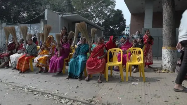 টেলিকম ভবনের সামনে অবরোধ করে রাখা হয়