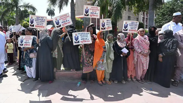 வக்ஃப் சட்டத்துக்கு எதிரான போராட்டம் வன்முறையாக மாறியது எப்படி?