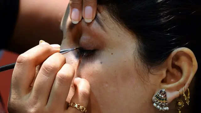 திருமணத்துக்கு பயந்து இந்தியா வர மறுக்கும் இளம்பெண்ணின் கதை