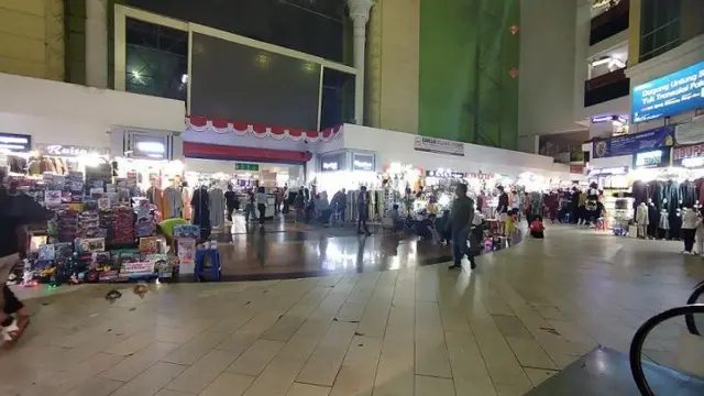 Suasana di salah-satu lantai Pasar Tanah Abang, Jakarta.