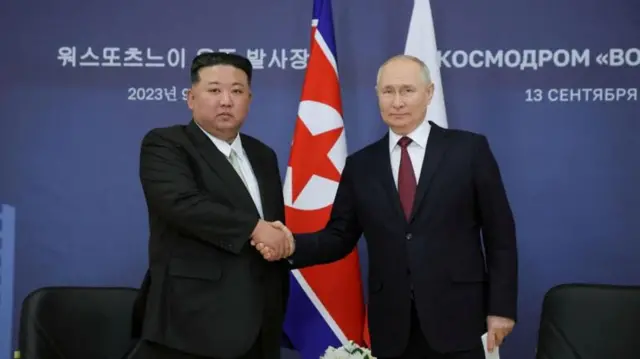 Kim Jong Un e Putin apertando as mãos 