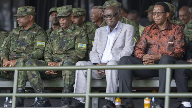 Bamwe mu basirikare bakuru bakirimo n'abari mu kiruhuko, uhereye ibumoso; Maj Gen Augustin Turagara, Maj Gen Eric Murokore, Gen Paul Rwarakabije na Col Twahirwa Ludovic(uzwi cyane nka Dodo)