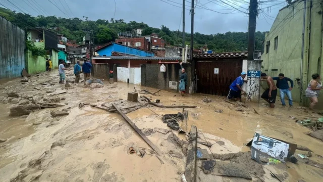 Cenas de casas destruídas por alagamento