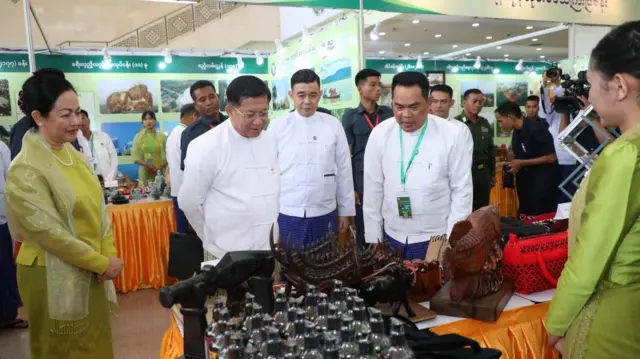 နေပြည်တော် ကမ္ဘာ့ခရီးသွားလုပ်ငန်းနေ့ အခမ်းနားမှာတွေ့ရတဲ့ စစ်ခေါင်းဆောင်နဲ့ ဟိုတယ်ခရီးသွားဝန်ကြီး ဒေါက်တာသက်သက်ခိုင်