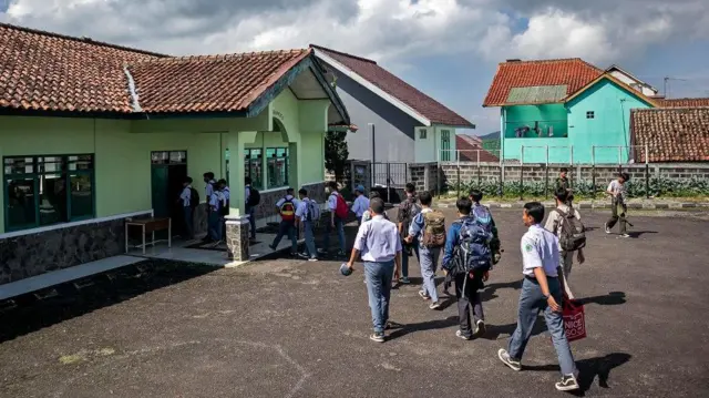 Sejumlah siswa berjalan memasuki barak militer saat program pendidikan karakter dan kedisiplinan di Dodik Bela Negara Rindam III Siliwangi, Lembang, Kabupaten Bandung Barat, Jawa Barat, Senin (5/5/2025).