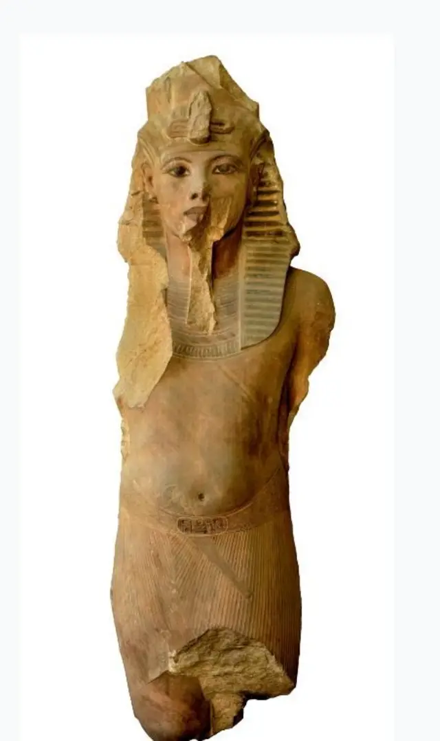 Огромная кварцитовая скульптура Тутанхамона