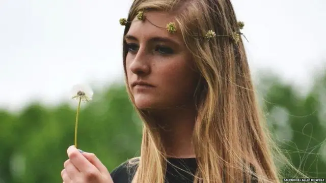 Allie Dowdle anasema kuwa haishi tena na wazazi wake