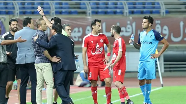 یحیی گل‌محمدی (با شلوار کرم رنگ) تیمش را به صدر جدول برده