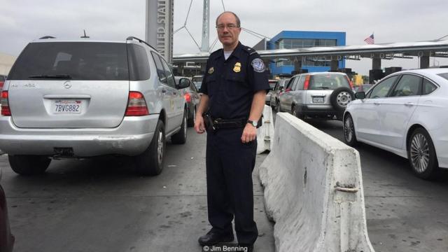 Robert Hood posa vestidoslots mais lucrativasuniformeslots mais lucrativasfuncionárioslots mais lucrativasproteçãoslots mais lucrativasfronteiras americano