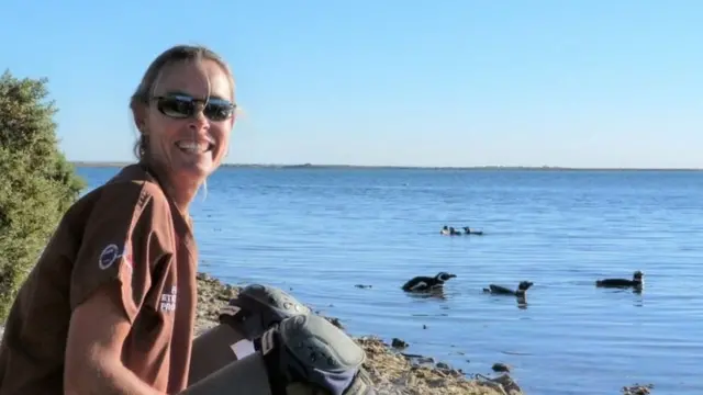 Une femme en lunettes, à la plage
